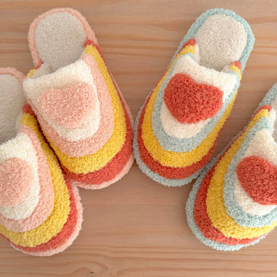 Chaussons en peluche en forme de cœur arc-en-ciel