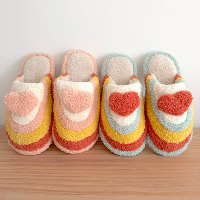 Chaussons en peluche en forme de cœur arc-en-ciel