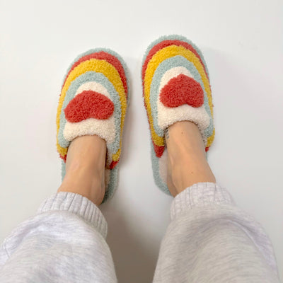 Chaussons en peluche en forme de cœur arc-en-ciel