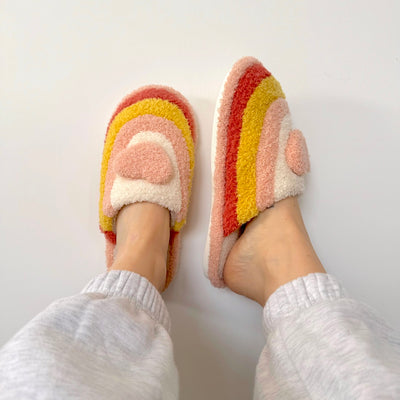 Chaussons en peluche en forme de cœur arc-en-ciel