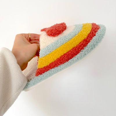 Chaussons en peluche en forme de cœur arc-en-ciel