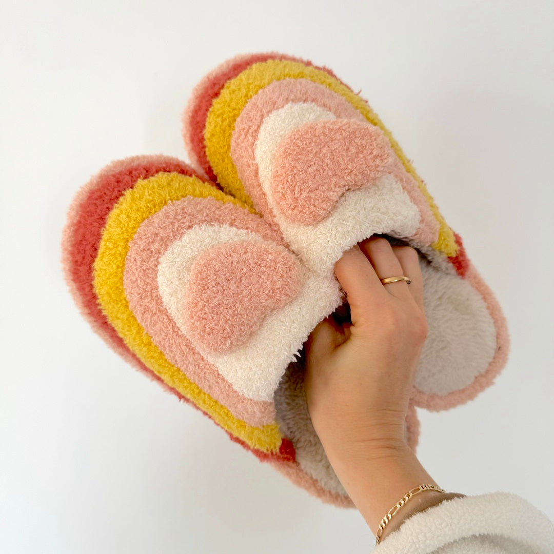 Chaussons en peluche en forme de cœur arc-en-ciel