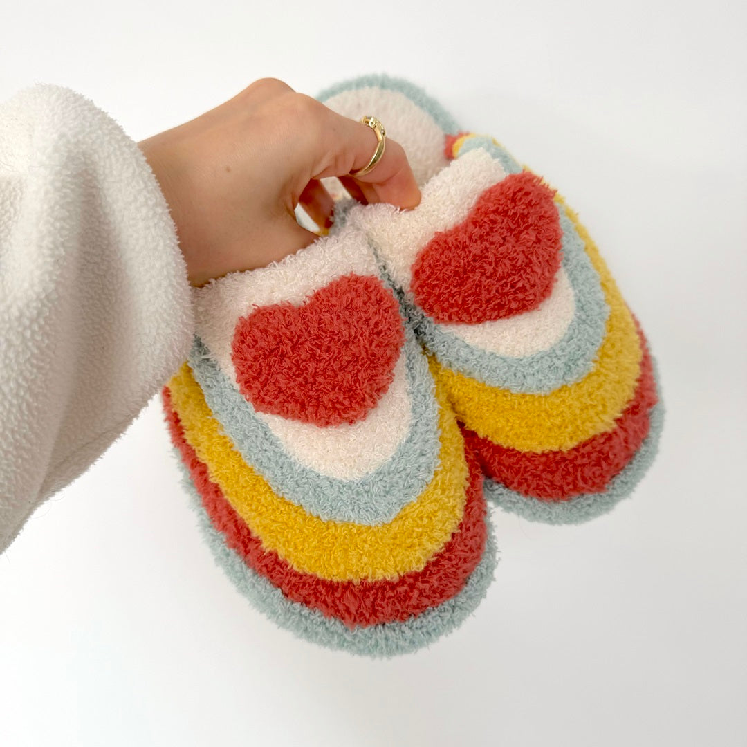 Chaussons en peluche en forme de cœur arc-en-ciel